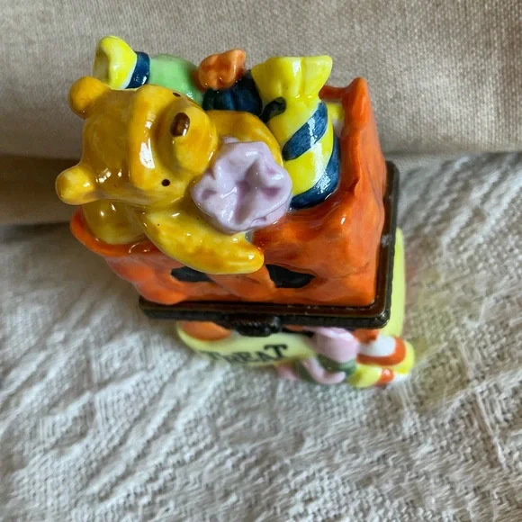 Classic POOH Porcelain Hinged Box Trick or Treat - Picture 4 of 10